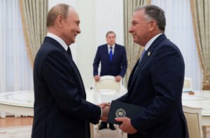 Imagen de archivo del presidente ruso, Vladimir Putin (izq), recibiendo a Steve Witkoff, enviado del presidente estadounidense, Donald Trump, durante una reunión en Moscú, Rusia. 6 agosto 2025.